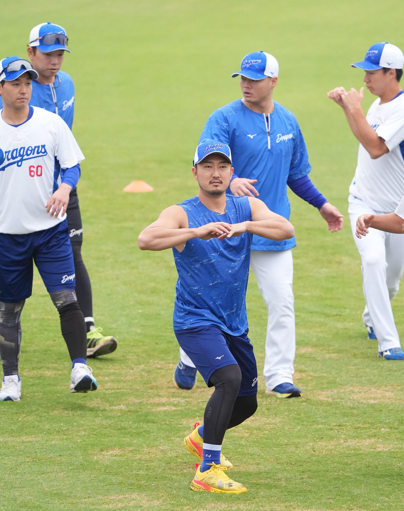 藤嶋（中央）はストレッチで体をほぐす（撮影・森本幸一）
