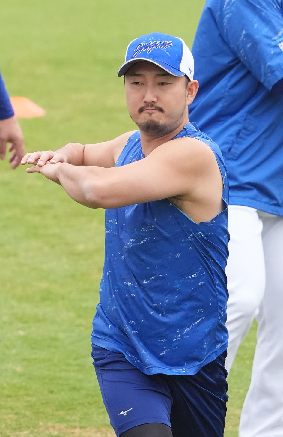 藤嶋（中央）はストレッチで体をほぐす（撮影・森本幸一）