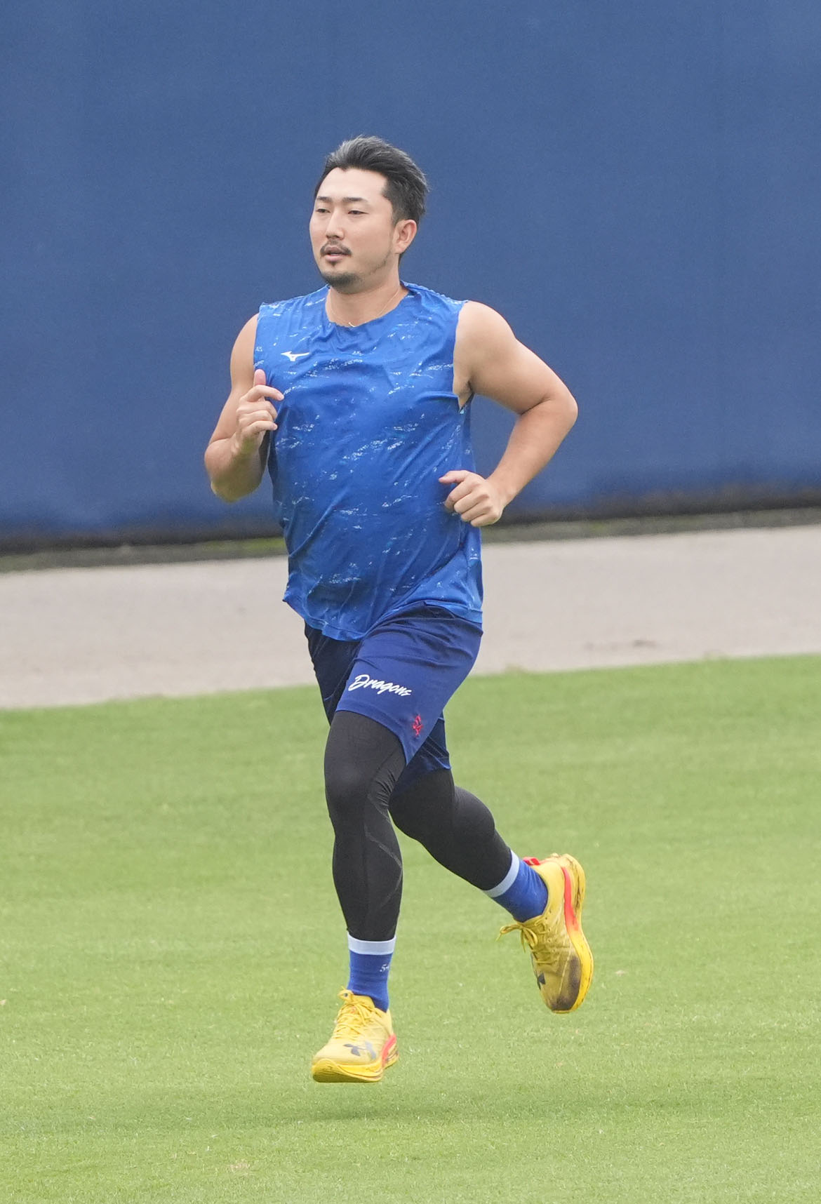 ランニングをする藤嶋（撮影・森本幸一）