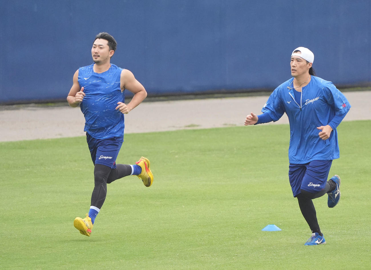 ランニングをする藤嶋（左）と斎藤（撮影・森本幸一）