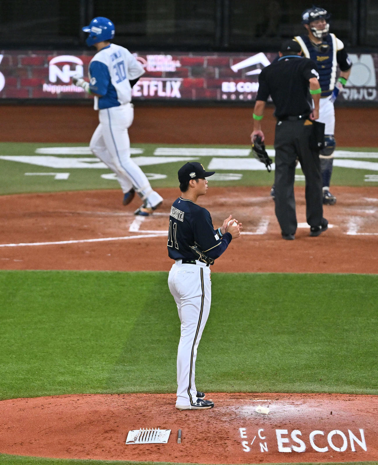 日本ハム対オリックス　4回裏日本ハム2死、郡司（後方）にソロ本塁打を許す山下（撮影・滝沢徹郎）