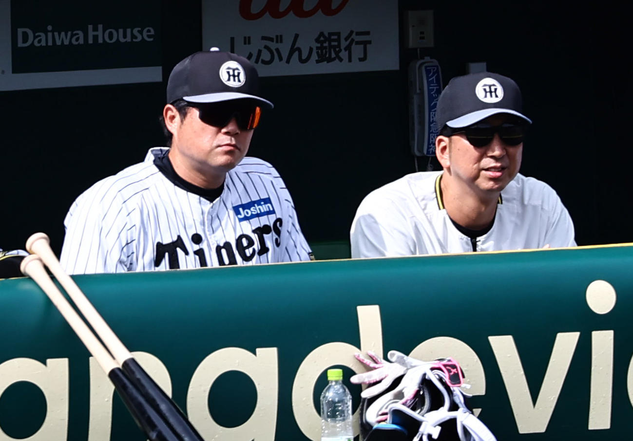 シート打撃を見る藤川監督（右）と安藤コーチ（撮影・上田博志）