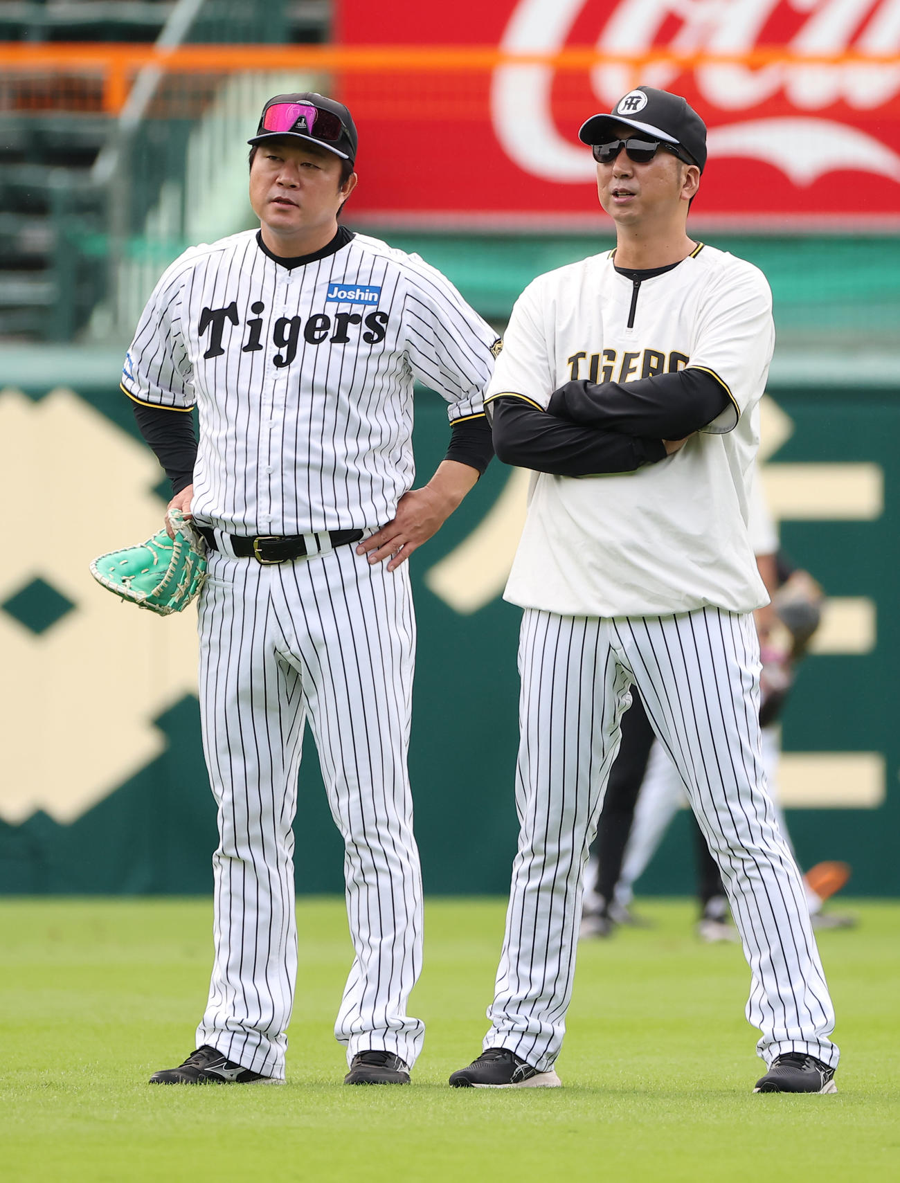 練習を見守る藤川監督（右）と安藤コーチ（撮影・上田博志）