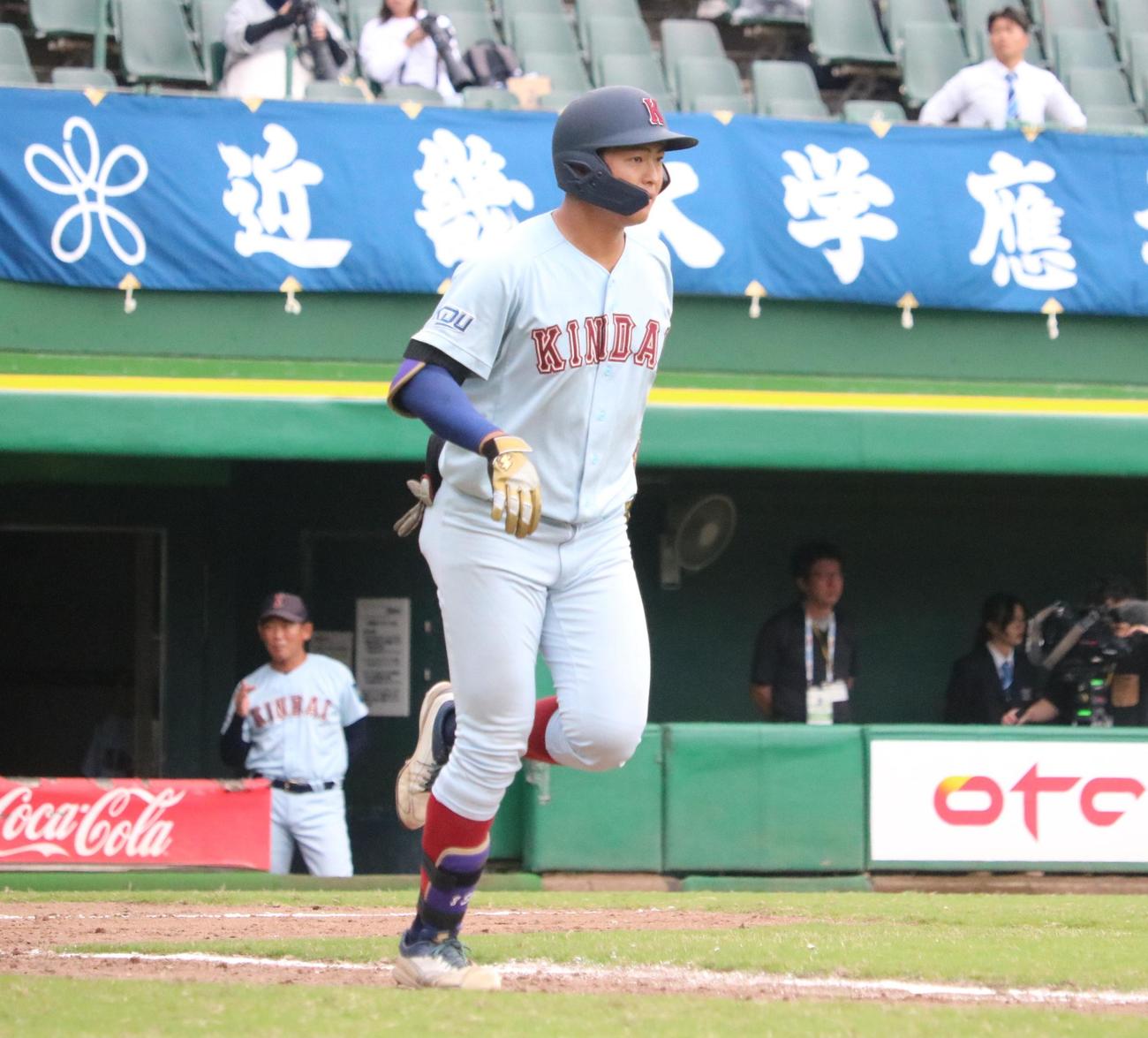 関大対近大　近大の阪上が四球を選ぶ（撮影・林亮佑）