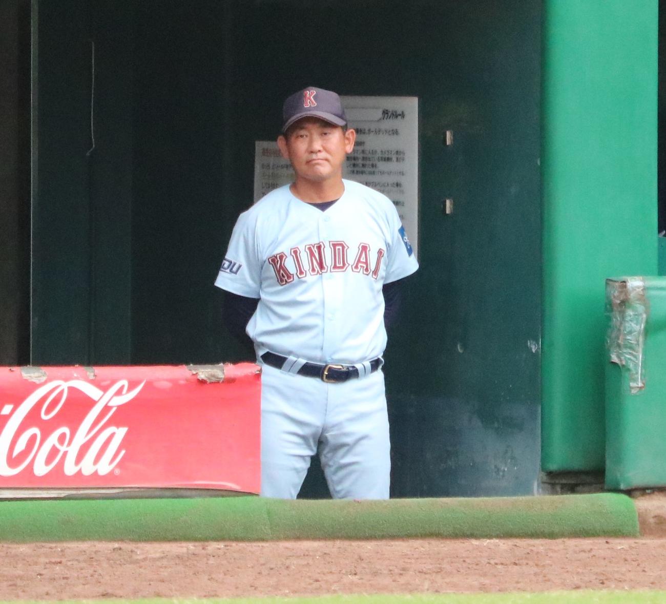 関大対近大　近大の光元監督がベンチから戦況を見守る（撮影・林亮佑）