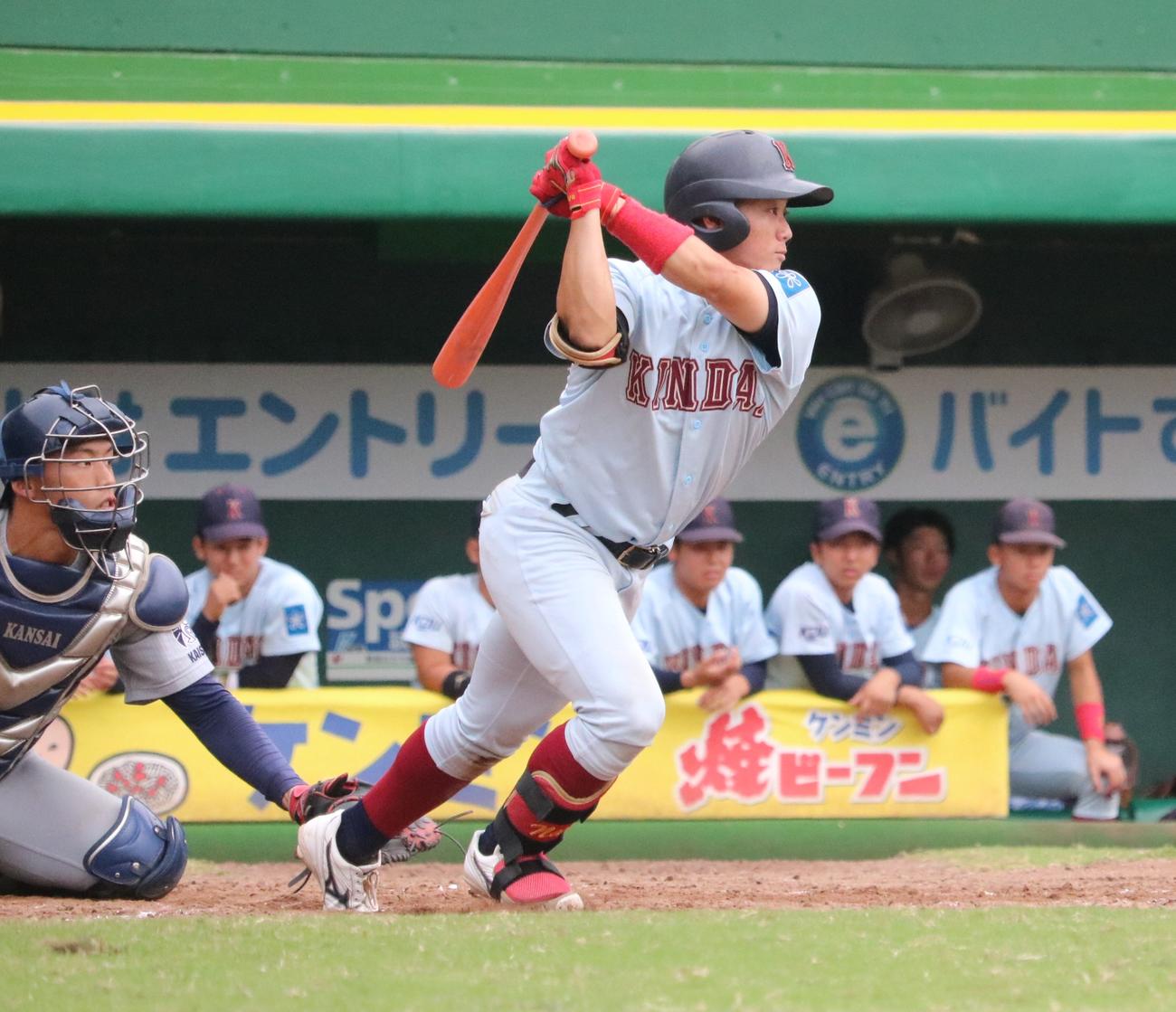 関大対近大　5回裏、近大の勝田が中前打を放つ（撮影・林亮佑）