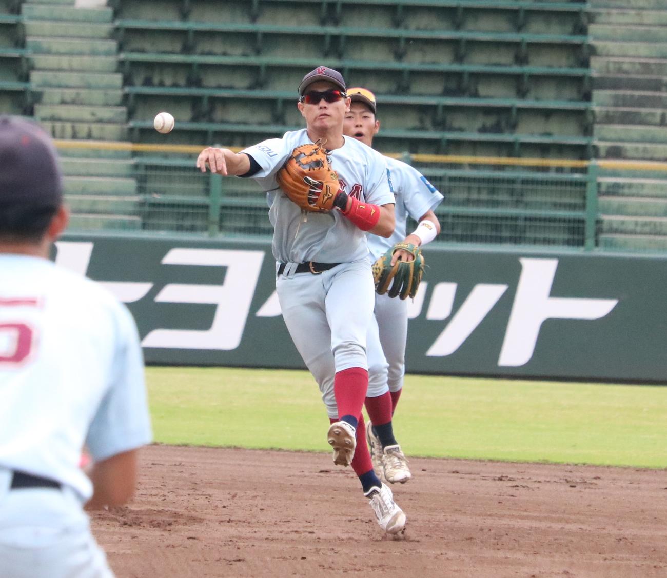関大対近大　近大の勝田が軽快にゴロをさばく（撮影・林亮佑）