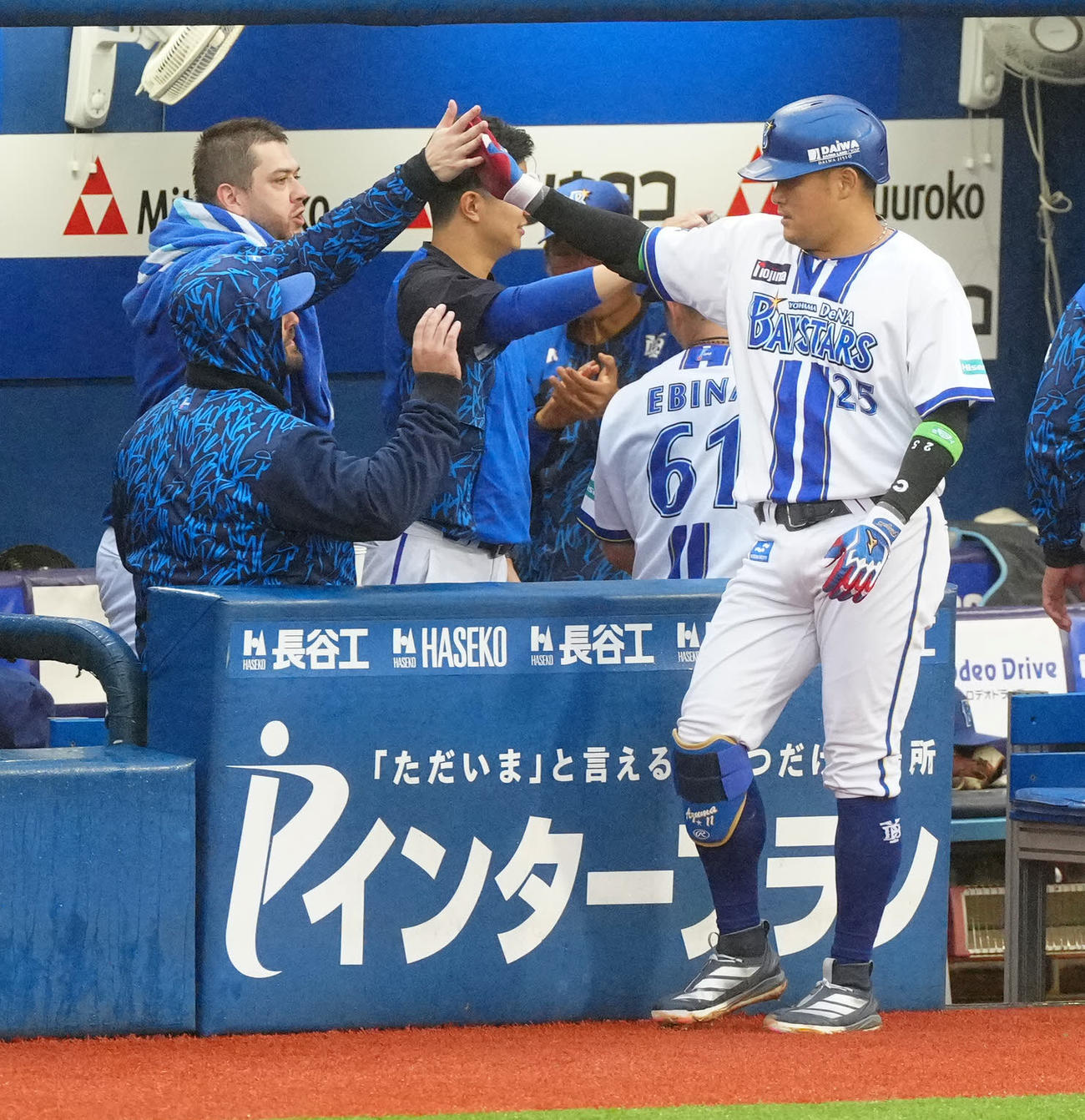 DeNA対巨人　6回裏DeNA1死、ソロ本塁打を放った筒香（右）とタッチを交わすケイ（撮影・江口和貴）
