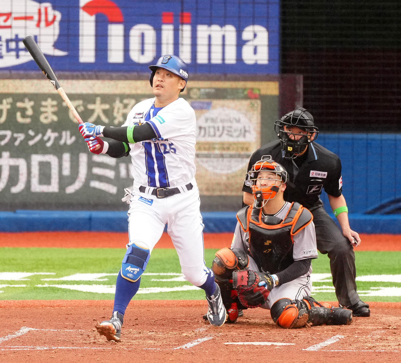 DeNA対巨人　2回裏DeNA無死、先制ソロ本塁打を放つ筒香（撮影・江口和貴）
