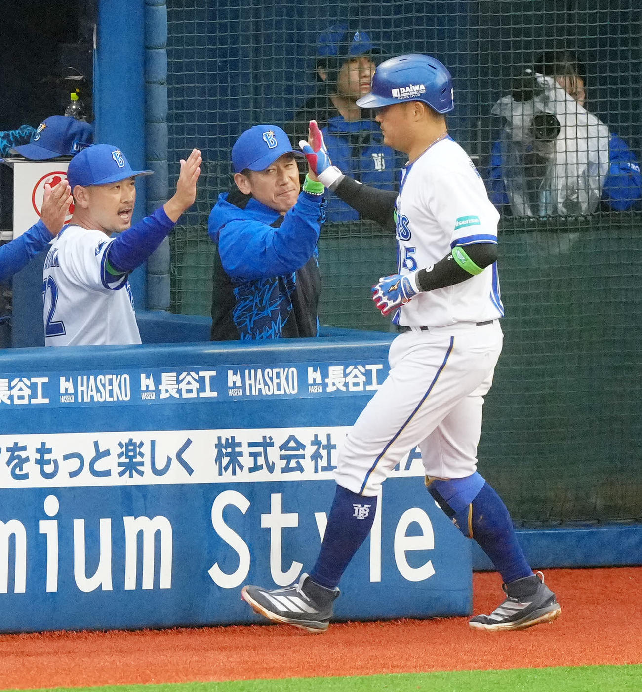 DeNA対巨人　6回裏DeNA1死、ソロ本塁打を放った筒香（右）とタッチを交わす三浦監督（撮影・江口和貴）