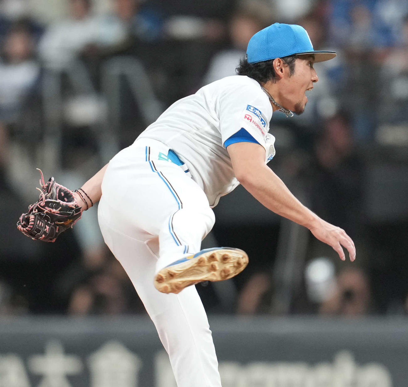 日本ハム対オリックス　4回表オリックス2死満塁、雄たけびを上げながら力投する伊藤（撮影・井上学）