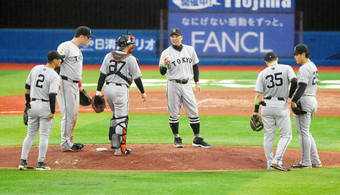 DeNA対巨人　7回裏、投手交代でマウンドに向かった巨人阿部監督（左から4人目）（撮影・江口和貴）