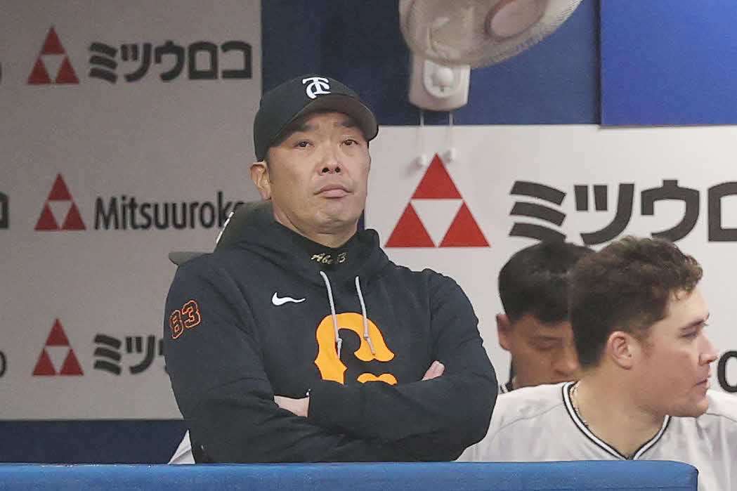 DeNA対巨人　ベンチで厳しい表情の巨人阿部監督（撮影・宮地輝）