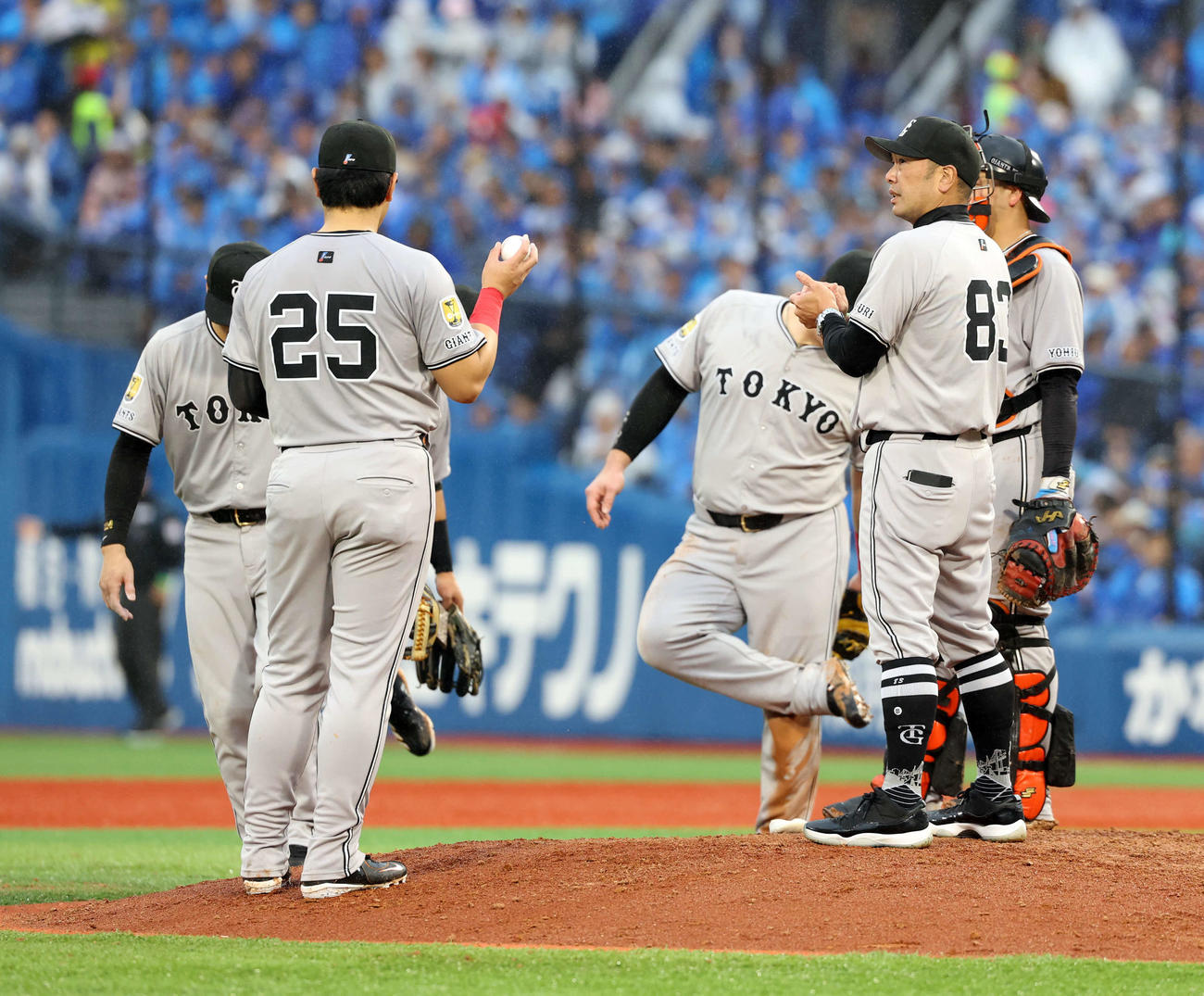 DeNA対巨人　7回裏DeNA2死二塁、投手交代を告げマウンドで厳しい表情の阿部監督（右）（撮影・浅見桂子）