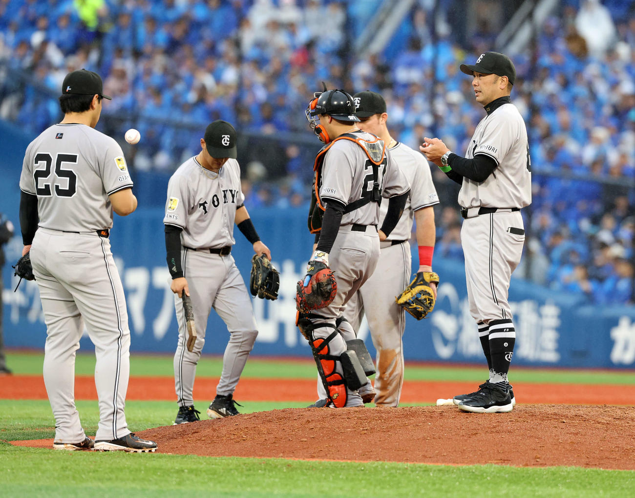DeNA対巨人　7回裏DeNA2死二塁、投手交代を告げマウンドで厳しい表情の阿部監督（右）（撮影・浅見桂子）