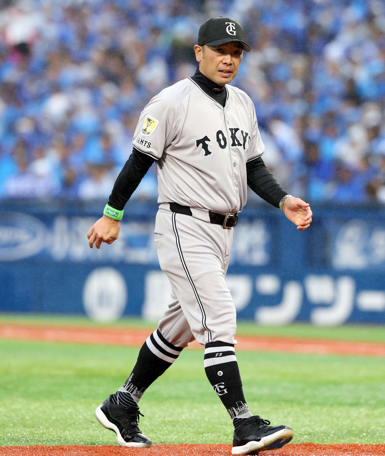 DeNA対巨人　7回裏DeNA2死二塁、投手交代を告げマウンドから厳しい表情で引き揚げる阿部監督（撮影・浅見桂子）