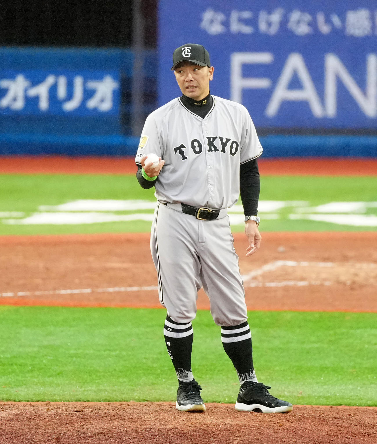 DeNA対巨人　7回裏、投手交代でマウンドに向かった巨人阿部監督（撮影・江口和貴）