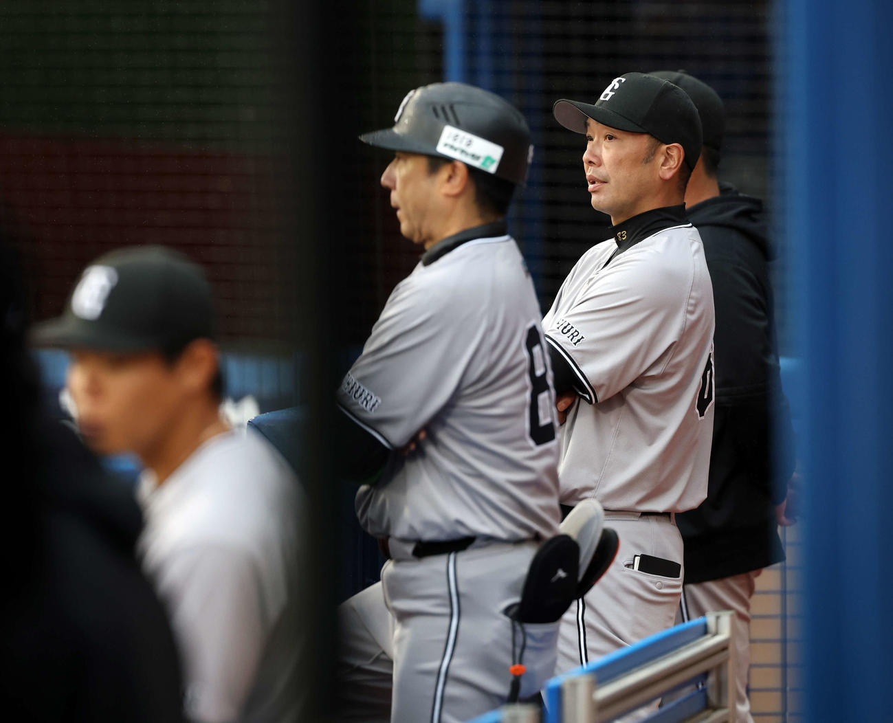 DeNA対巨人　ベンチで腕組みし試合を見つめる巨人阿部監督（右）（撮影・浅見桂子）
