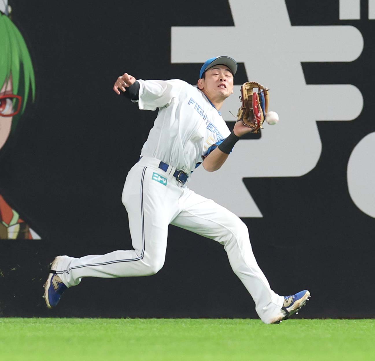 日本ハム対オリックス　1回表オリックス1死、太田の打球を落とす野村（撮影・黒川智章）