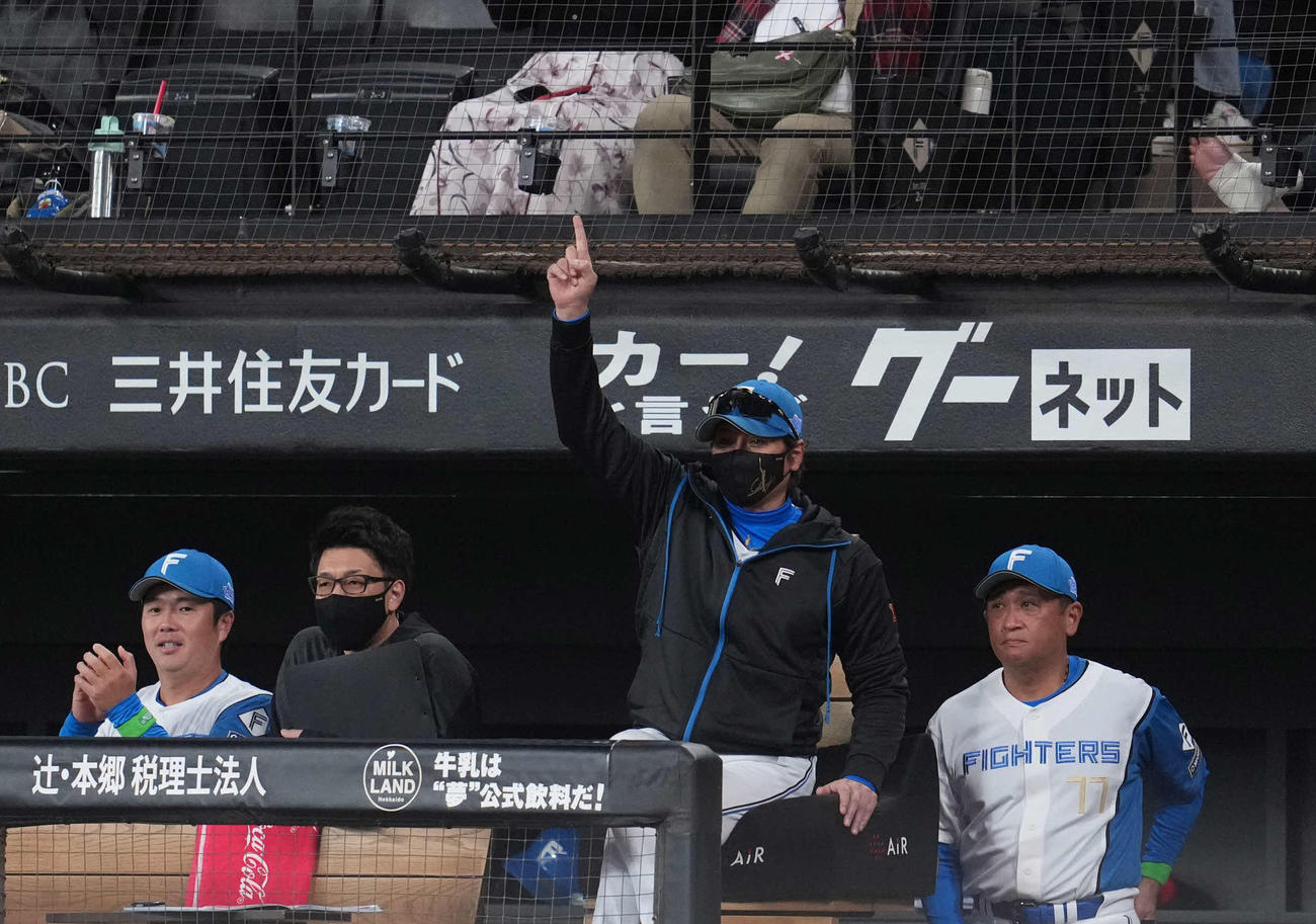 日本ハム対オリックス　4回裏日本ハム2死、郡司の本塁打で喜ぶ新庄監督（中央）（撮影・井上学）