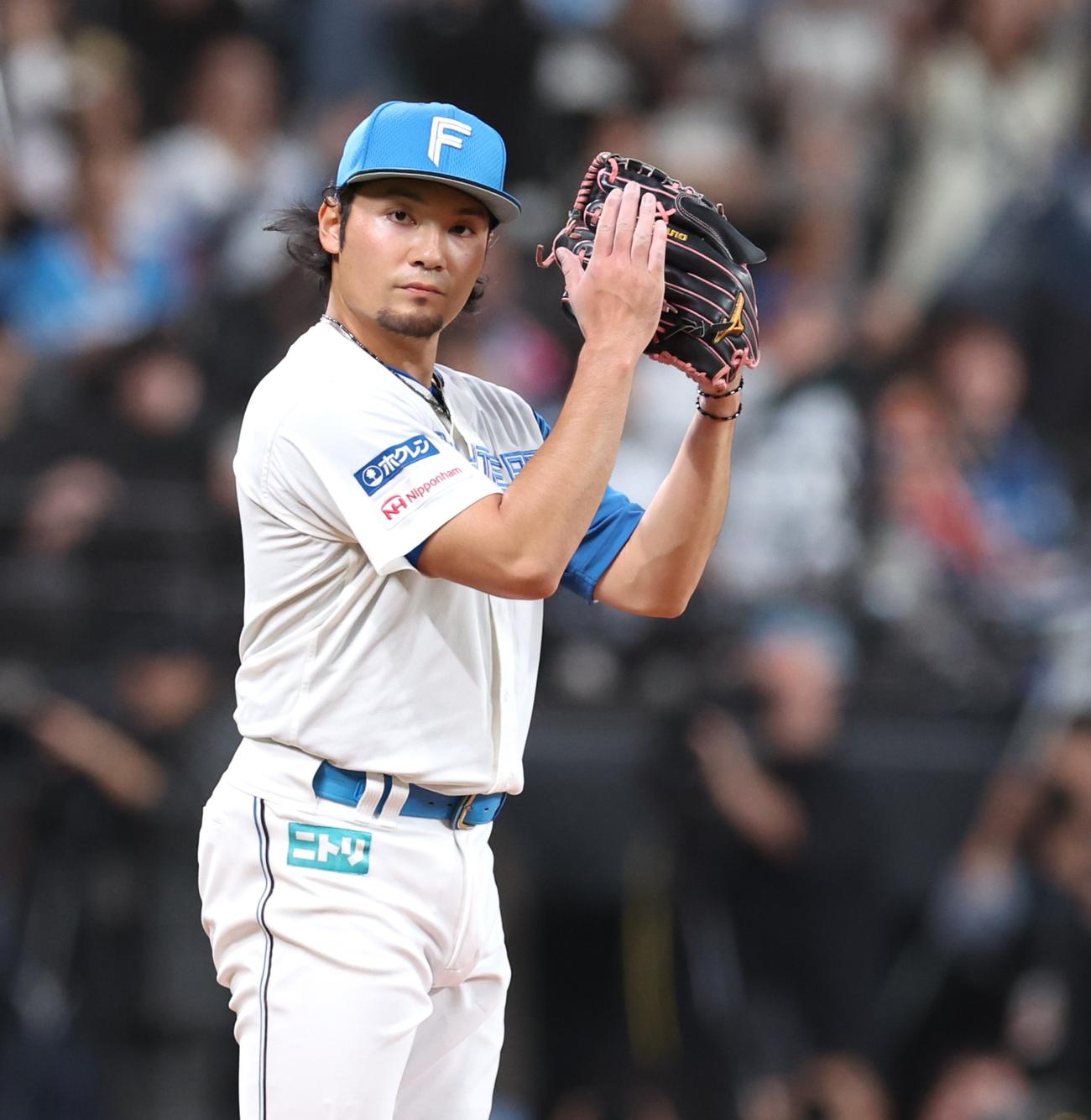 日本ハム対オリックス　4回表、満塁のピンチを無失点でしのぎグラブをたたく伊藤（撮影・黒川智章）