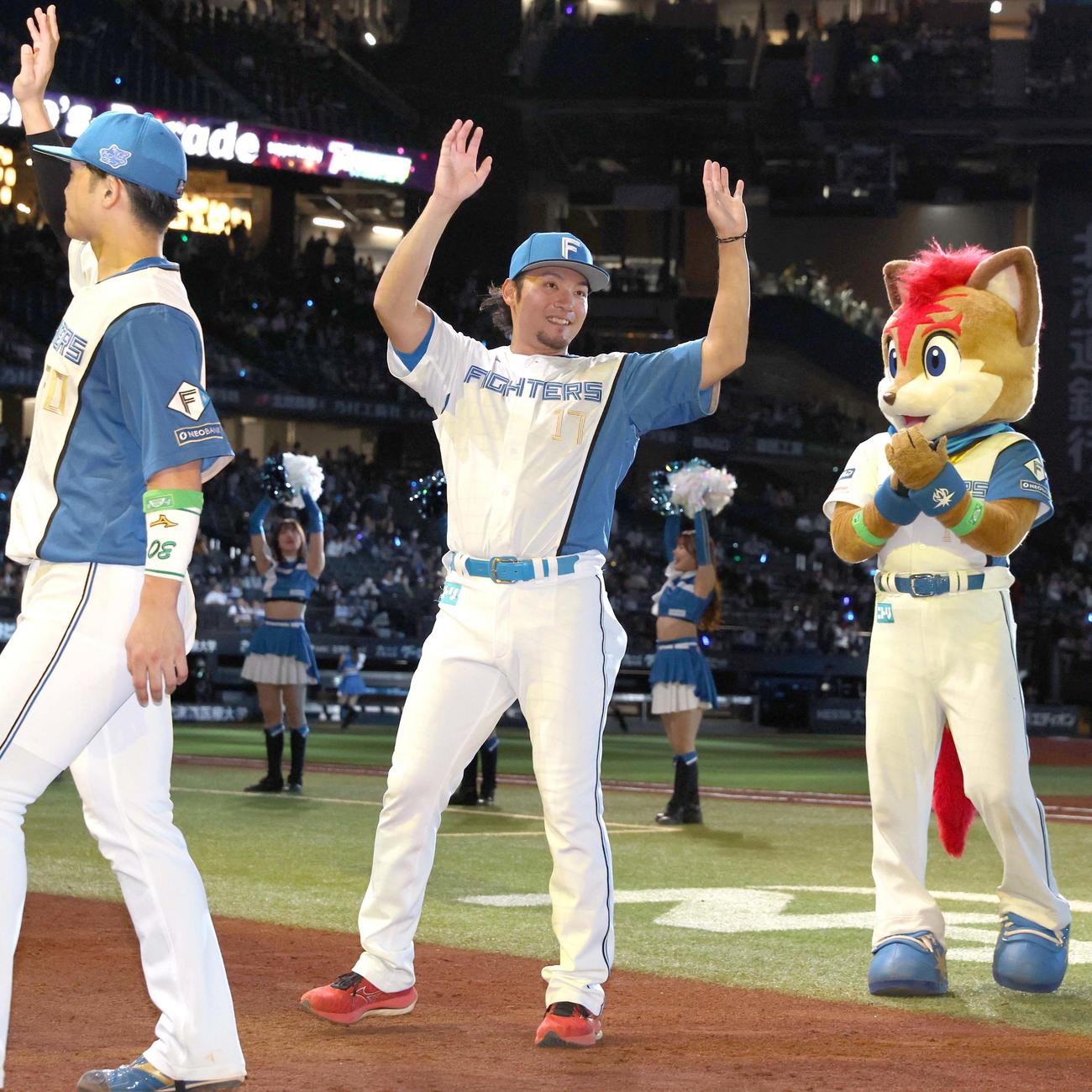 日本ハム対オリックス　試合後、スタンドに手を振る伊藤（撮影・黒川智章）