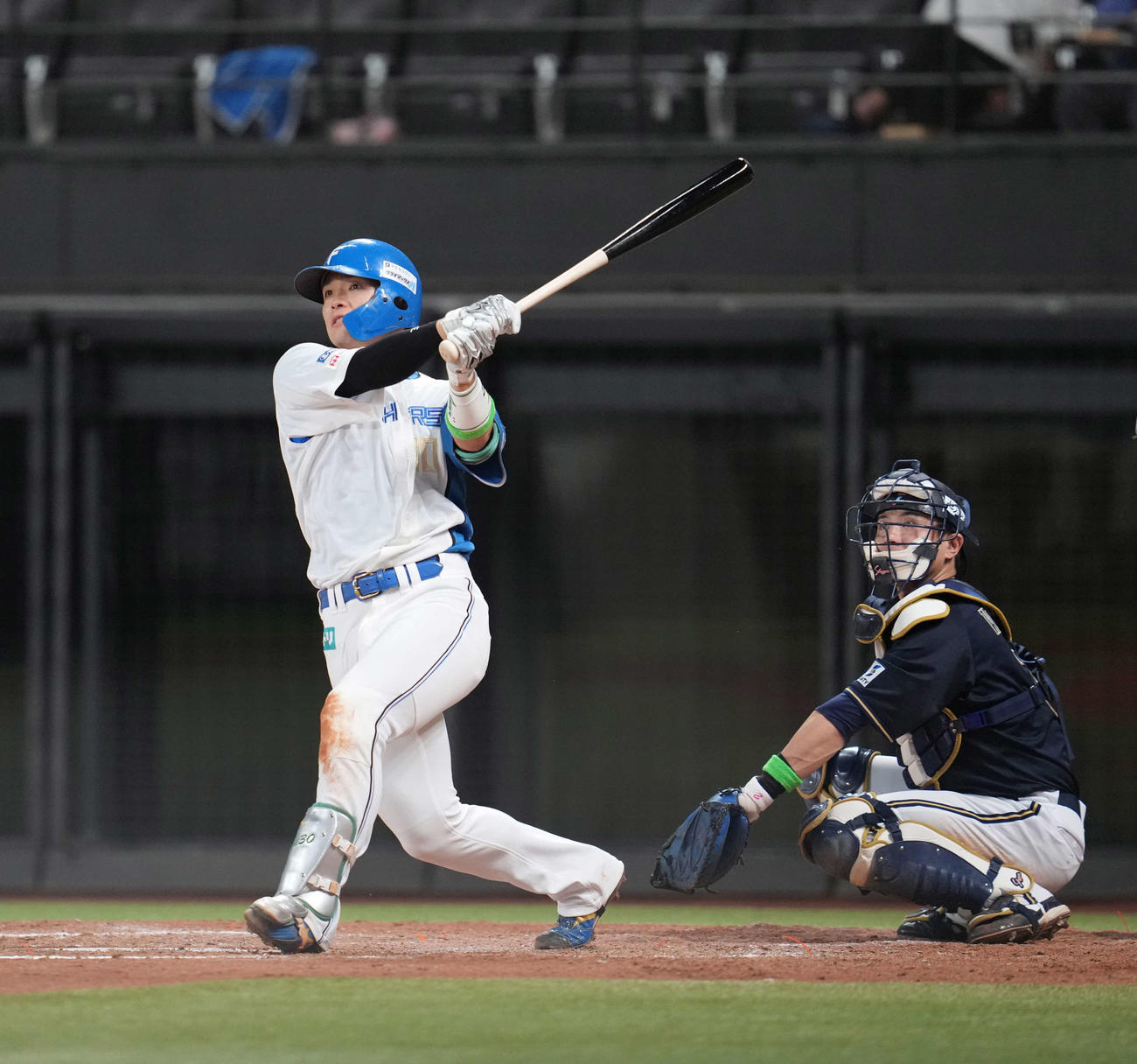 日本ハム対オリックス　4回裏日本ハム2死、左越え本塁打を放つ郡司（撮影・井上学）