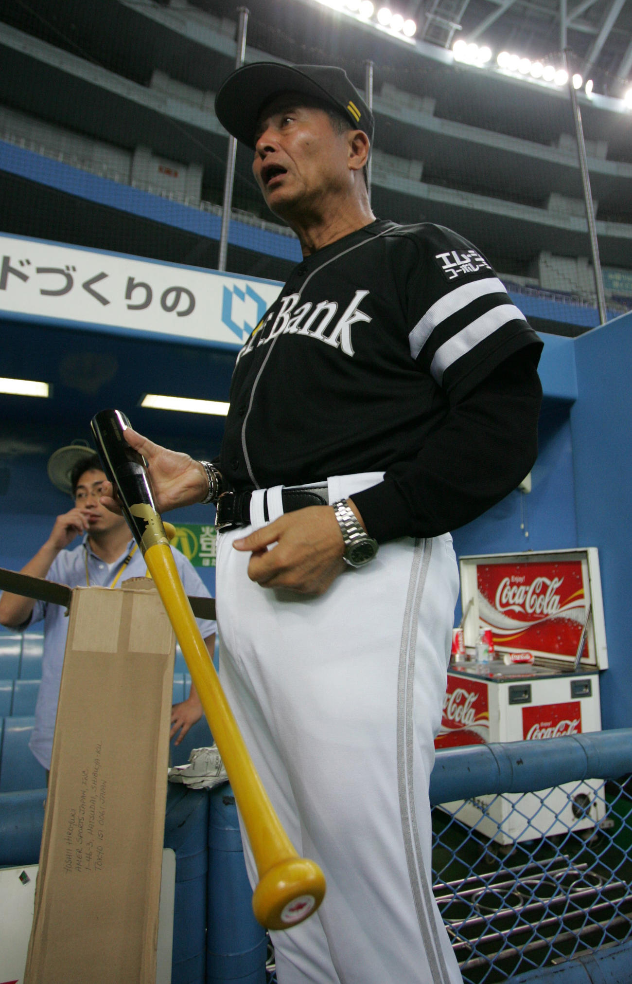 05年、松中が練習で使用するマスコットバットを手に「重いねぇ」とつぶやく王貞治監督