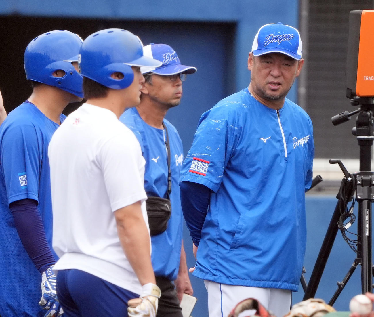 松中打撃コーチ（右）は練習の合間にナインと言葉を交わす（撮影・森本幸一）