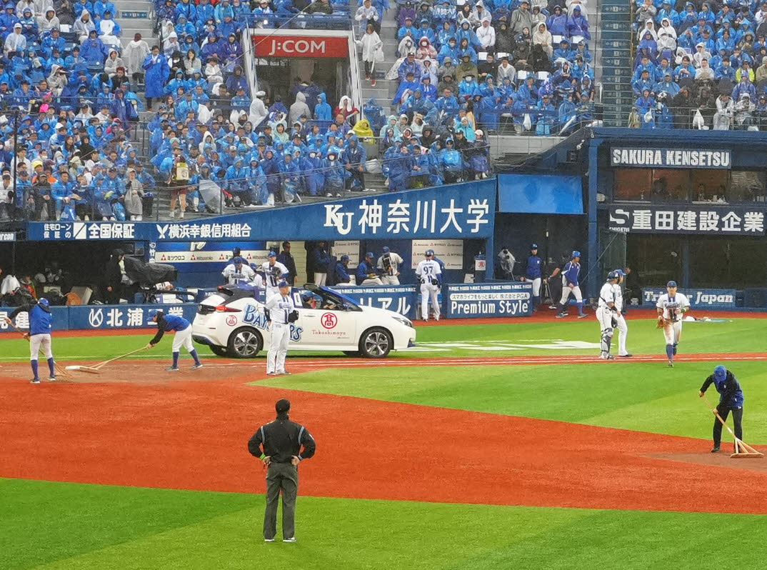 DeNA対巨人　8回表開始前、マウンドに向かうDeNA2番手の伊勢（撮影・江口和貴）