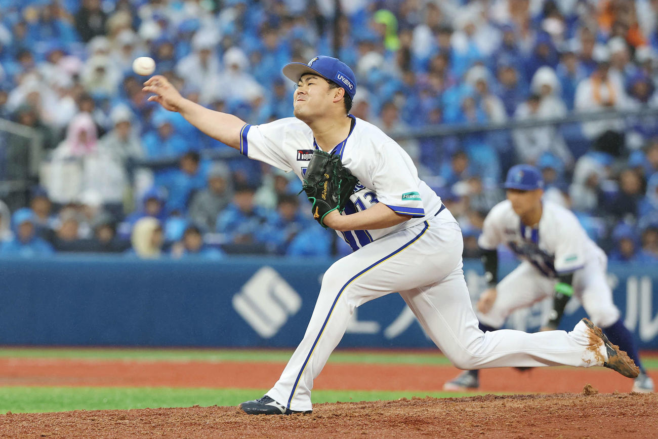 DeNA対巨人　DeNA2番手の伊勢（撮影・宮地輝）