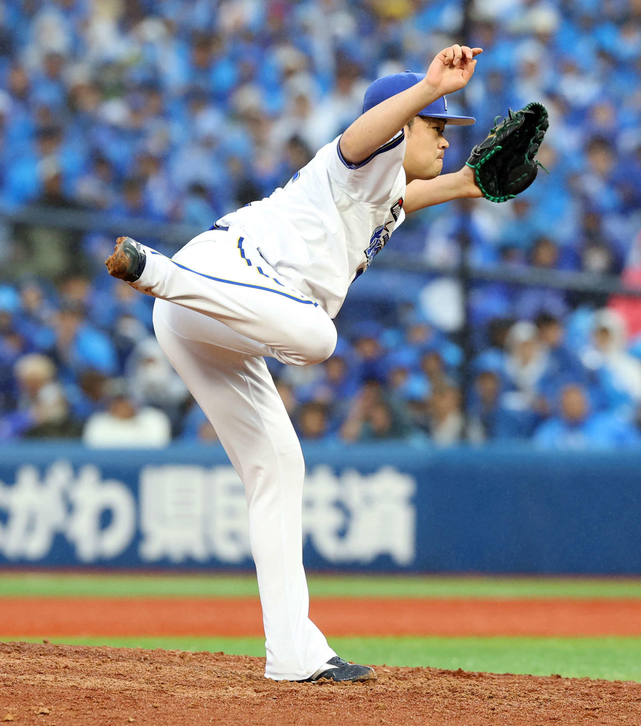 DeNA対巨人　8回表巨人の攻撃を抑えた伊勢（撮影・浅見桂子）