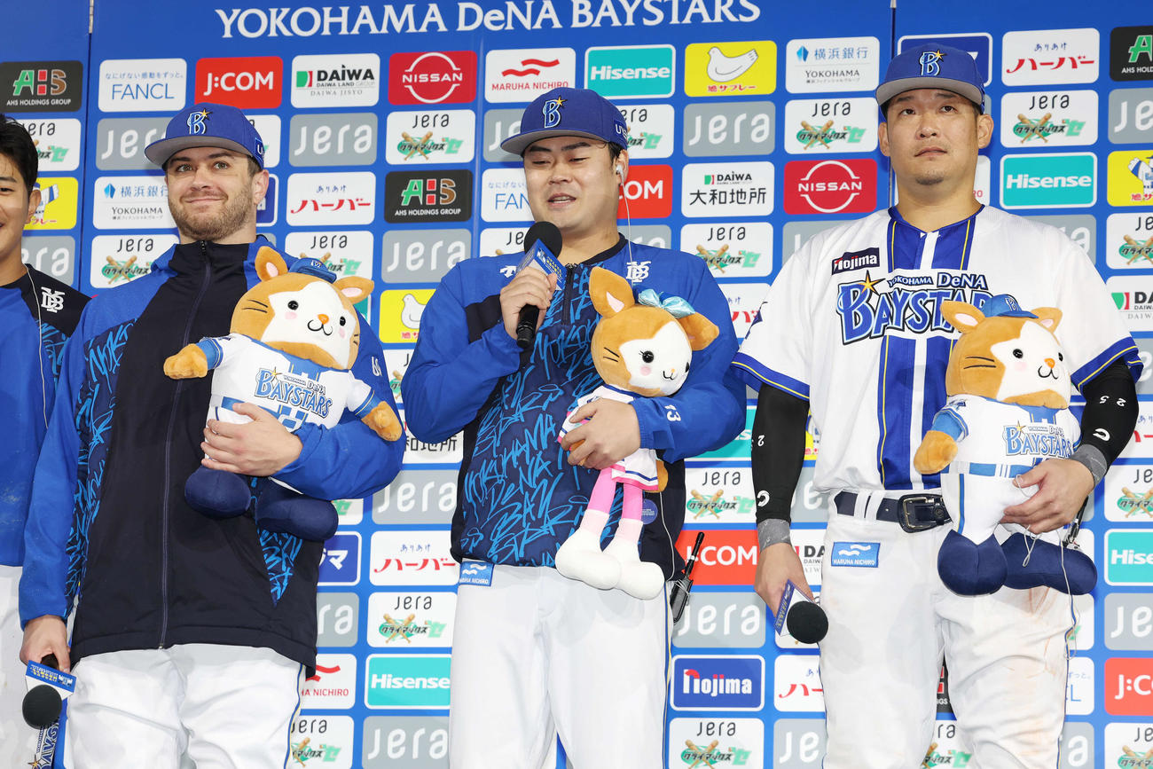 DeNA対巨人　勝利しお立ち台で笑顔を見せる左から、DeNAケイ、伊勢、筒香（撮影・宮地輝）