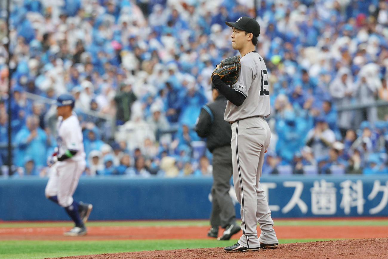 DeNA対巨人　2回裏DeNA無死、筒香に右越えソロ本塁打を浴びる山崎（撮影・宮地輝）