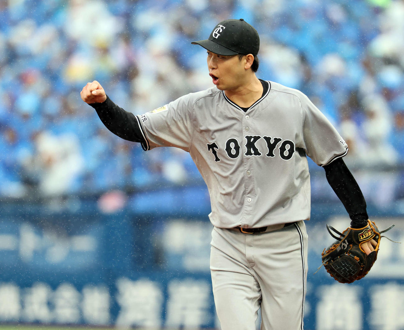 DeNA対巨人　1回裏DeNAの攻撃を抑え野手にグータッチする山崎（撮影・浅見桂子）