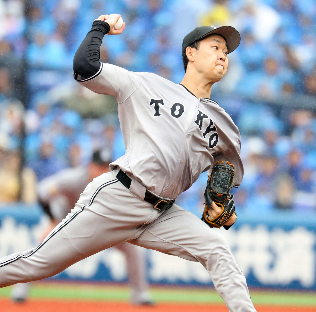 DeNA対巨人　力投する巨人先発の山崎（撮影・浅見桂子）
