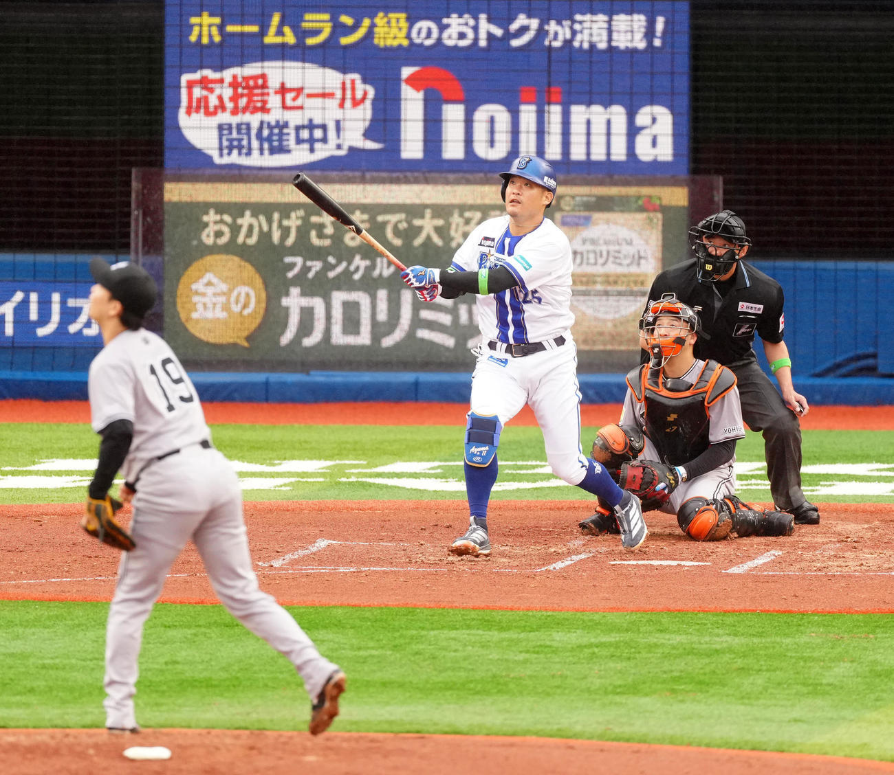 DeNA対巨人　2回裏DeNA無死、先制ソロ本塁打を放つ筒香。投手山崎（撮影・江口和貴）
