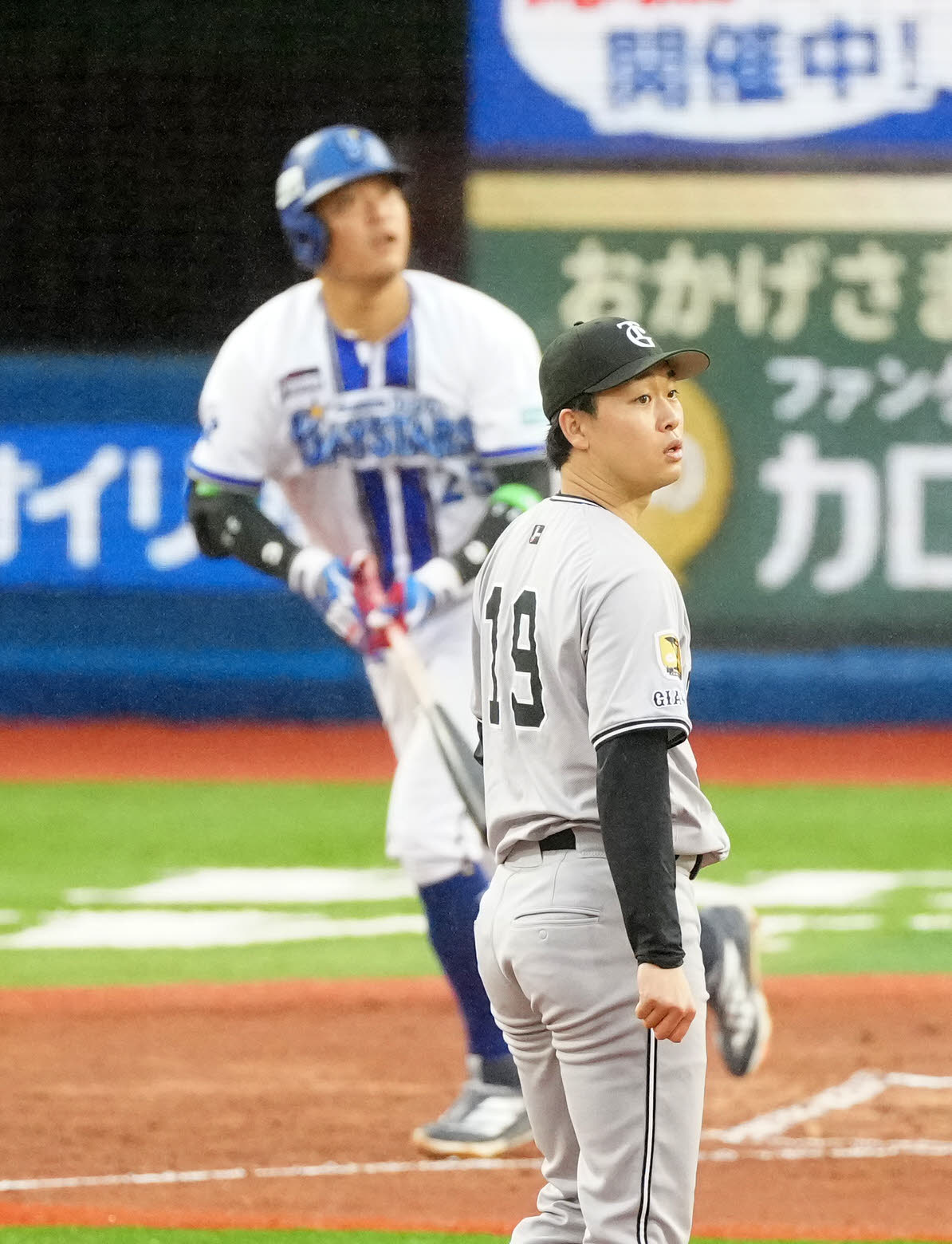 DeNA対巨人　6回裏DeNA1死、筒香（後方）にソロ本塁打を浴びる山崎（撮影・江口和貴）