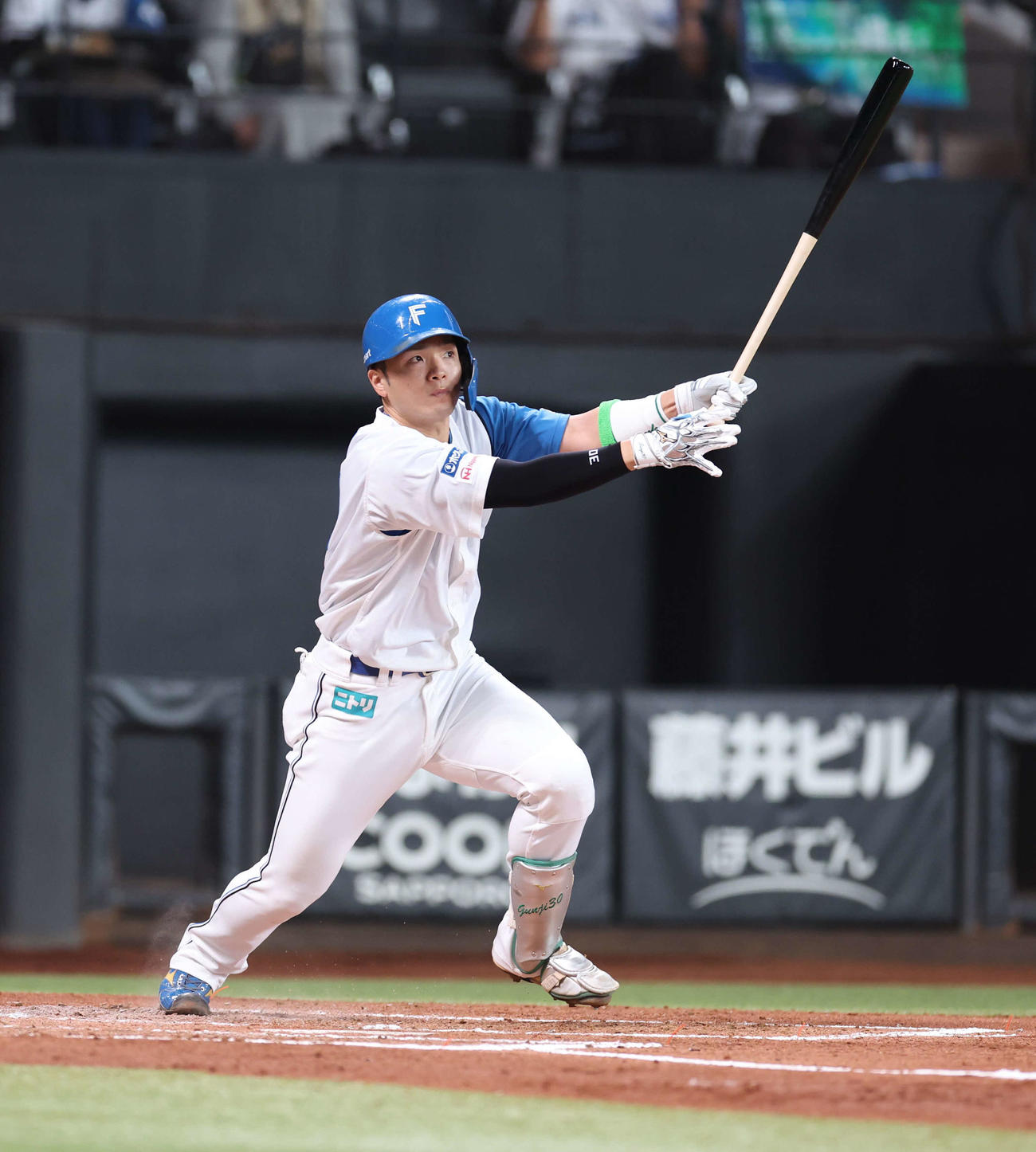 日本ハム対オリックス　2回裏日本ハム無死、右越え二塁打を放つ郡司（撮影・黒川智章）