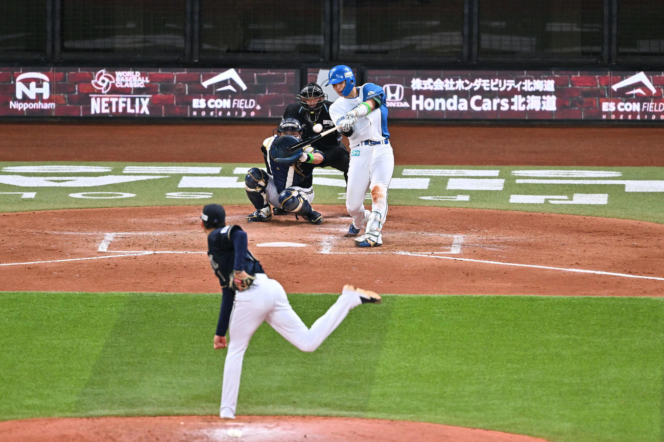 日本ハム対オリックス　4回裏日本ハム2死、郡司は左越えソロ本塁打を放つ。投手山下（撮影・滝沢徹郎）