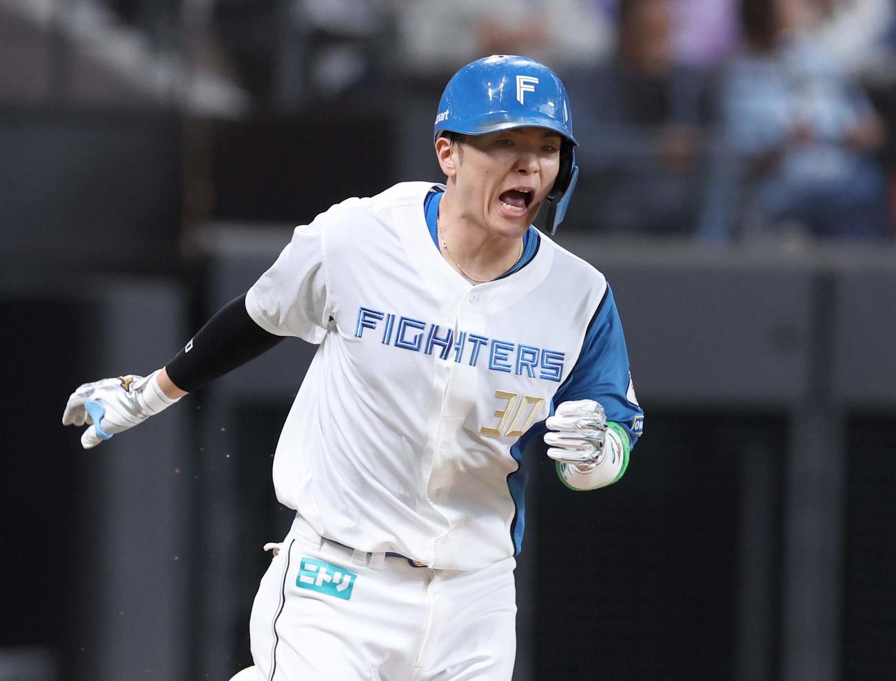 日本ハム対オリックス　4回裏日本ハム2死、左越え本塁打を放ち叫ぶ郡司（撮影・黒川智章）