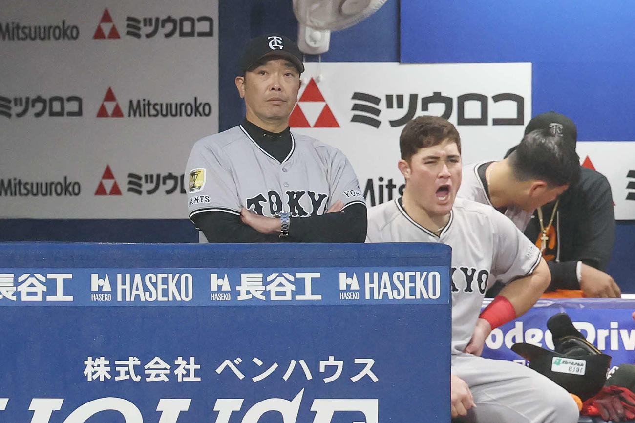 DeNA対巨人　ベンチで厳しい表情の巨人阿部監督（撮影・宮地輝）