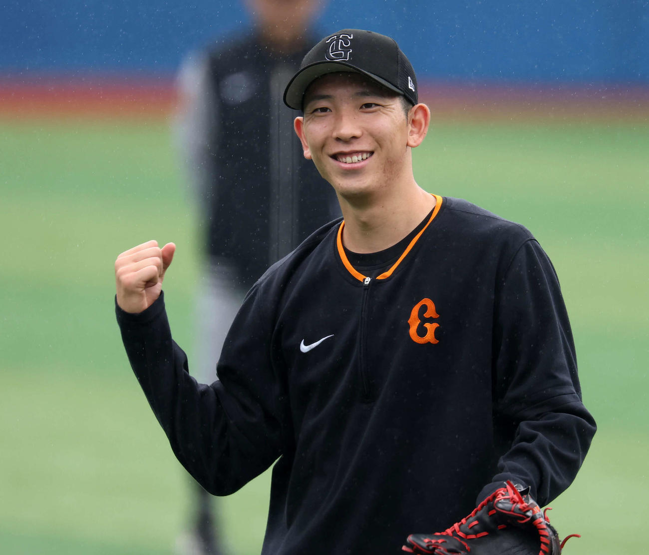 DeNA対巨人　キャッチボールで明るい表情を見せる巨人戸郷（撮影・浅見桂子）