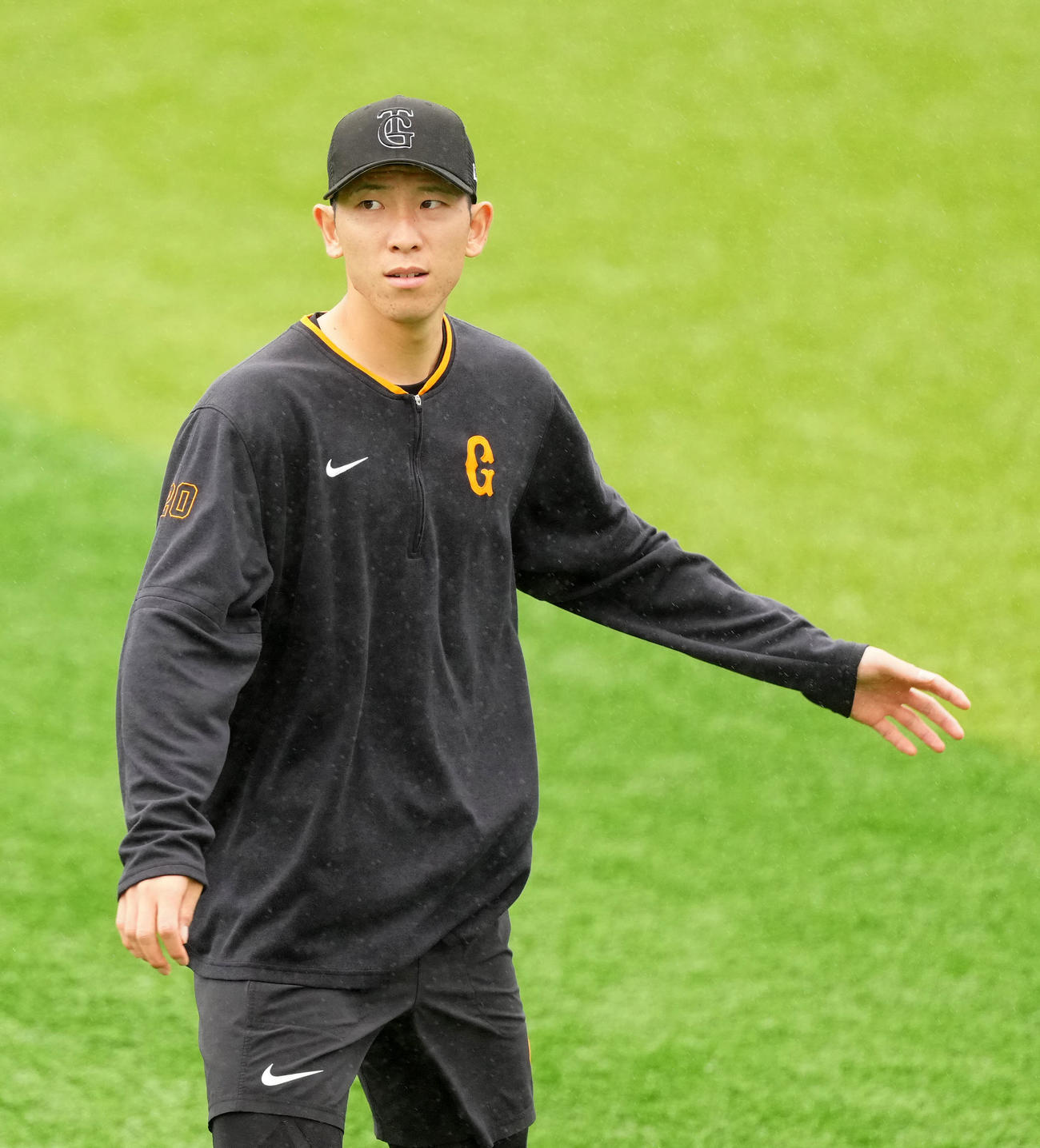 DeNA対巨人　試合前練習に臨む巨人戸郷（撮影・江口和貴）