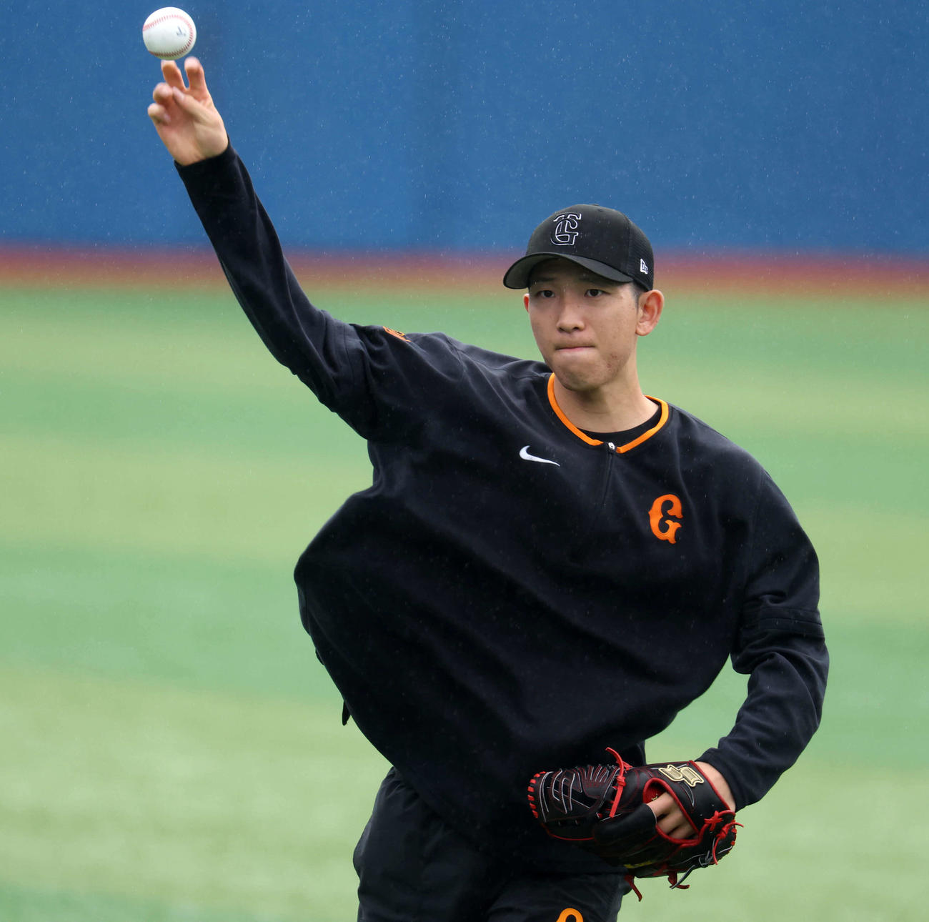 DeNA対巨人　キャッチボールする巨人戸郷（撮影・浅見桂子）