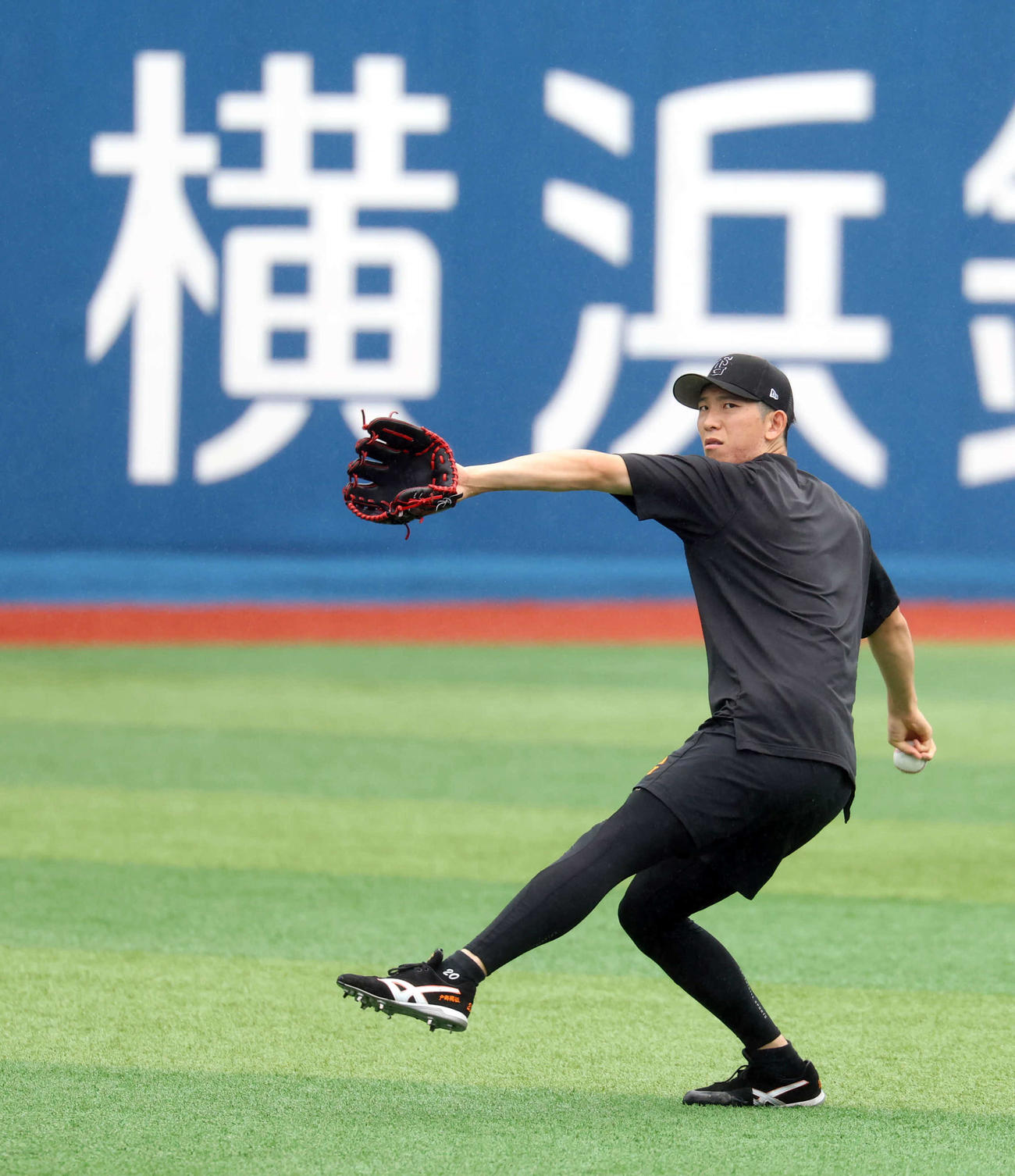DeNA対巨人　キャッチボールする巨人戸郷（撮影・浅見桂子）