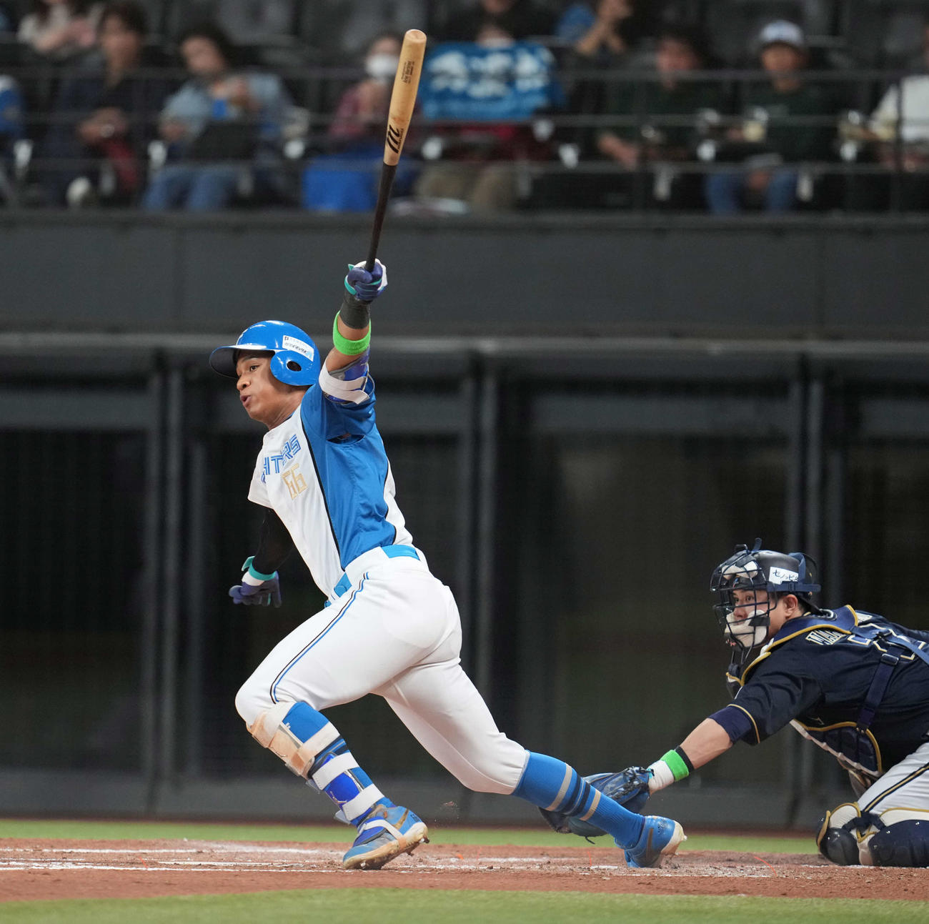 日本ハム対オリックス　2回裏日本ハム1死三塁、左前に適時打を放つ万波（撮影・井上学）
