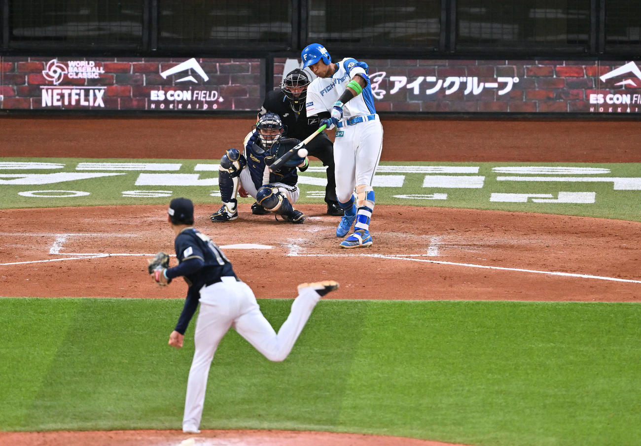 日本ハム対オリックス　5回裏日本ハム無死、万波は左翼に二塁打を放つ。投手山下（撮影・滝沢徹郎）