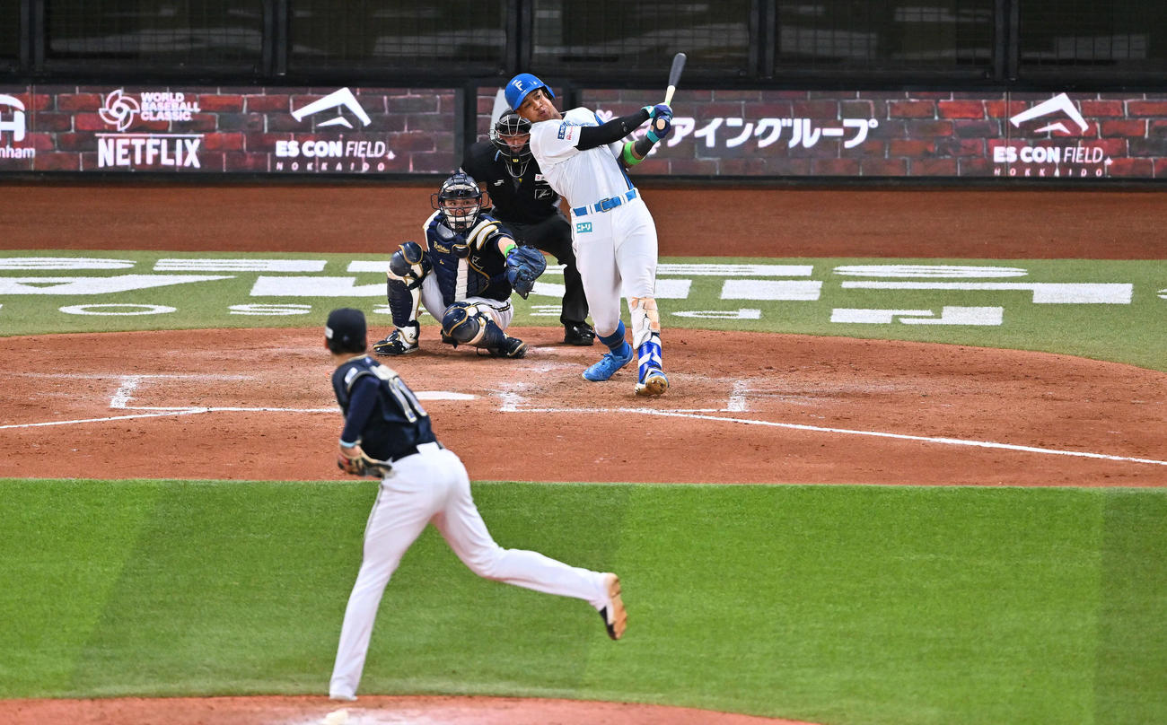 日本ハム対オリックス　5回裏日本ハム無死、万波は左翼に二塁打を放つ。投手山下（撮影・滝沢徹郎）