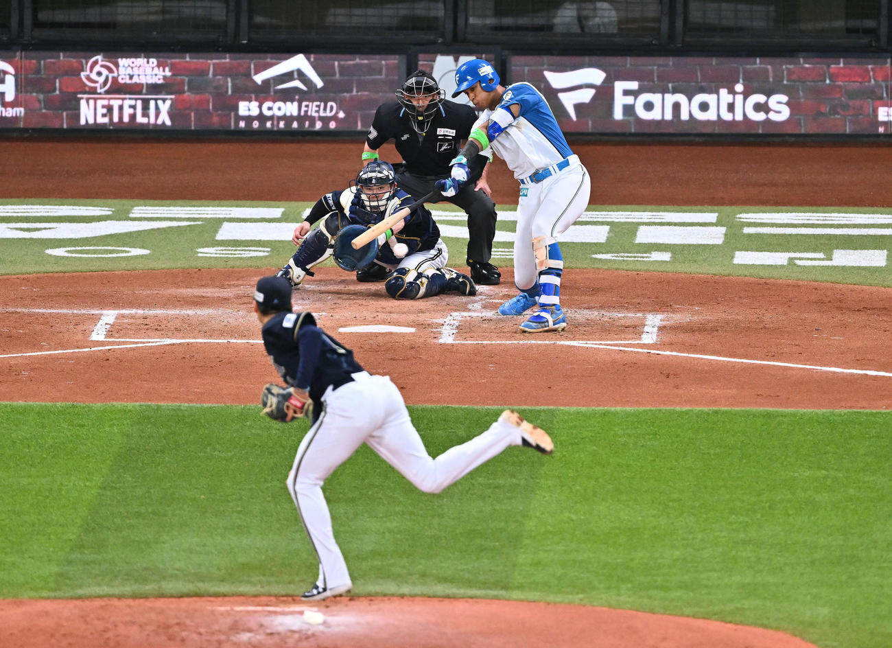日本ハム対オリックス　2回裏日本ハム1死三塁、万波は先制左前適時打を放つ。投手山下（撮影・滝沢徹郎）